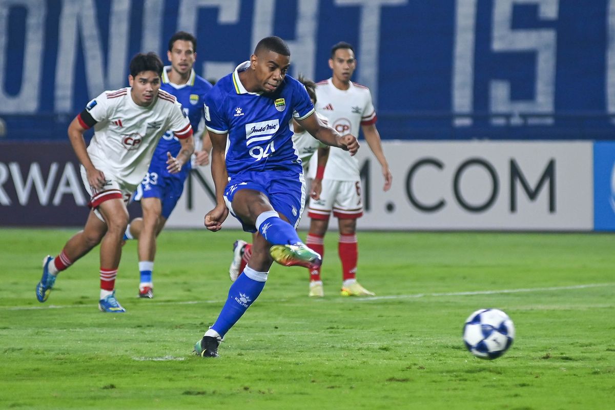 Pemain Persib Bandung Mailson Lima sedang menendang bola dalam pertandingan AFC Champions League Two (ACL Two) yang kini tengah didera skandal sanksi.