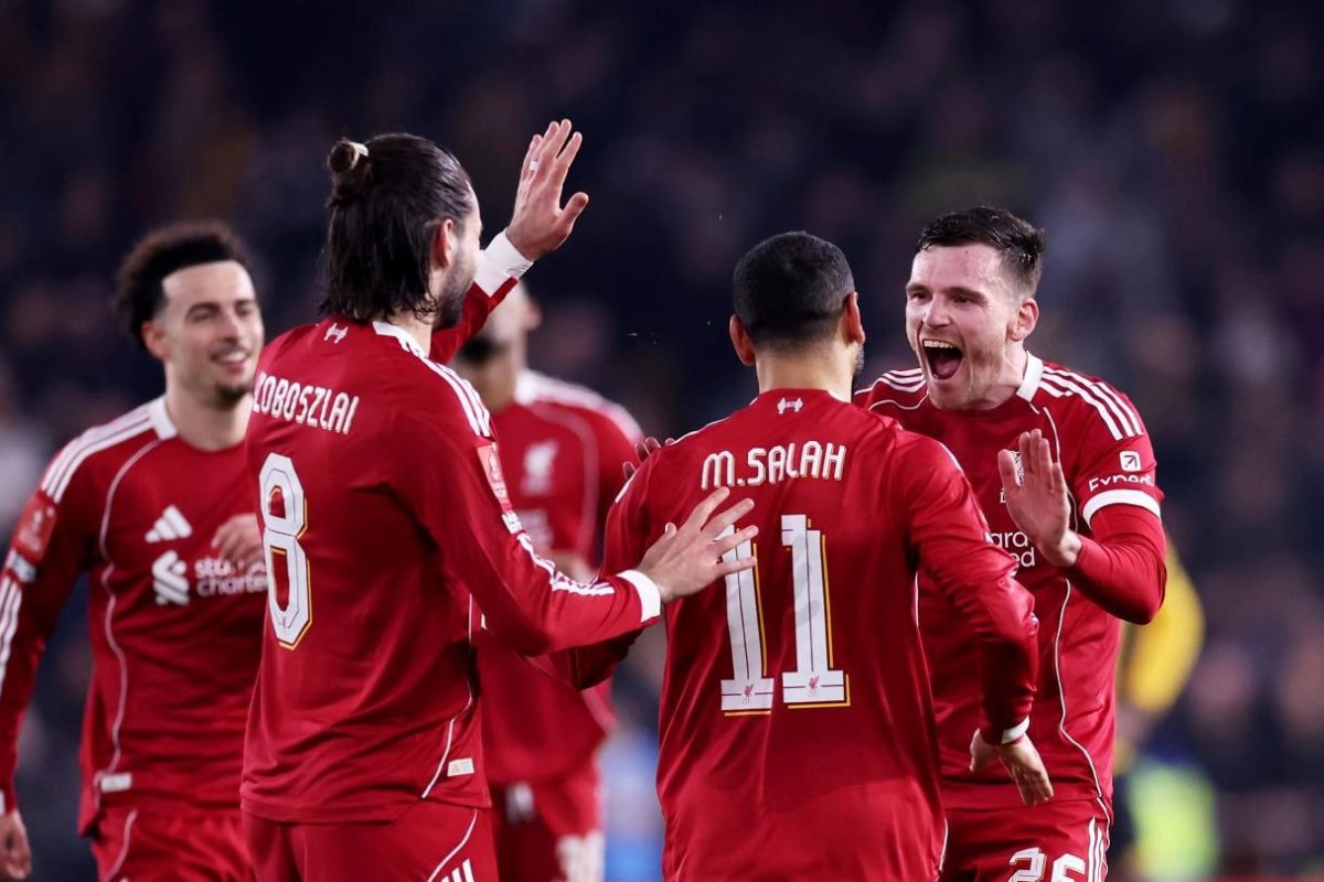 Selebrasi Andrew Robertson, Mohamed Salah, dan Virgil van Dijk setelah mencetak gol untuk Liverpool melawan Wolves di Piala FA.