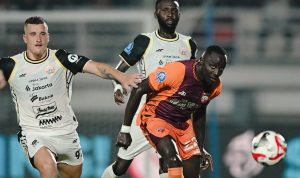 Aksi duel perebutan bola antara pemain asing Persija Jakarta melawan pemain Borneo FC Samarinda dalam pertandingan lanjutan Liga 1.