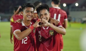 bintang-bri-super-league-timnas-indonesia-arhan-egy.jpg Pratama Arhan (nomor 12) dan Egy Maulana Vikri (nomor 8), dua bintang Timnas Indonesia, berpelukan dan membuat tanda hati dengan tangan di lapangan hijau.