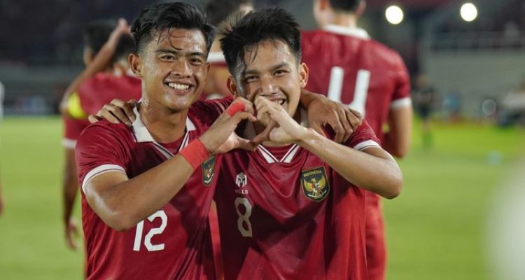 bintang-bri-super-league-timnas-indonesia-arhan-egy.jpg Pratama Arhan (nomor 12) dan Egy Maulana Vikri (nomor 8), dua bintang Timnas Indonesia, berpelukan dan membuat tanda hati dengan tangan di lapangan hijau.