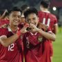 Pratama Arhan (nomor 12) dan Egy Maulana Vikri (nomor 8), dua bintang Timnas Indonesia, berpelukan dan membuat tanda hati dengan tangan di lapangan hijau.