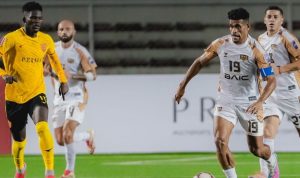 Pemain Dewa United bernomor punggung 19 menggiring bola dengan cepat dalam pertandingan sepak bola, dibayangi oleh pemain lawan berbaju kuning.