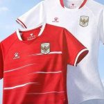 Tampilan Jersey Baru Timnas Indonesia buatan Kelme versi kandang warna merah dan tandang warna putih dengan desain modern.