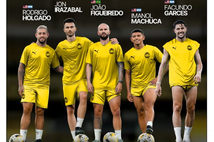 Deretan pemain naturalisasi Malaysia termasuk Rodrigo Holgado dan Facundo Garces dalam balutan jersey kuning tim nasional.