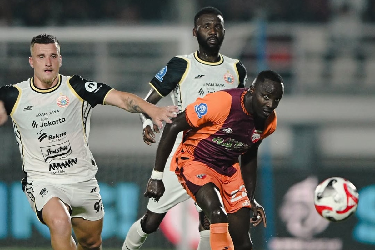 Aksi duel perebutan bola antara pemain asing Persija Jakarta melawan pemain Borneo FC Samarinda dalam pertandingan lanjutan Liga 1.