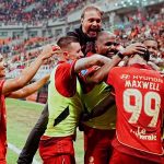 Duel sengit pemain Madura United vs Malut United yang memengaruhi poin di Klasemen BRI Super League.