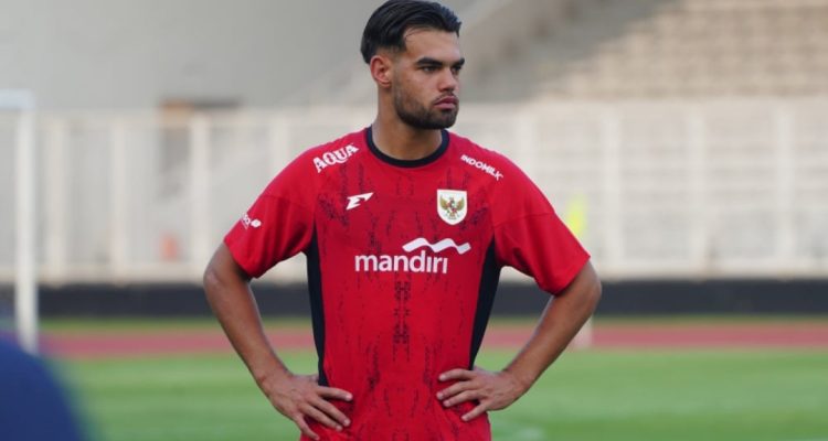 Jens Raven mengenakan jersey latihan merah Timnas Indonesia di lapangan stadion menjelang FIFA Series 2026.
