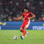 rizky-ridho-pemain-berpengalaman-timnas-indonesia-2026.jpg Bek andalan Timnas Indonesia, Rizky Ridho, sedang mengontrol bola dengan tenang dalam pertandingan internasional tahun 2026.