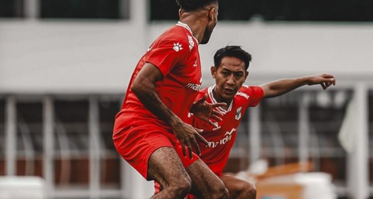 Aksi intensitas tinggi pemain Timnas Indonesia dalam sesi latihan taktis untuk mendongkrak Ranking FIFA Timnas Indonesia.