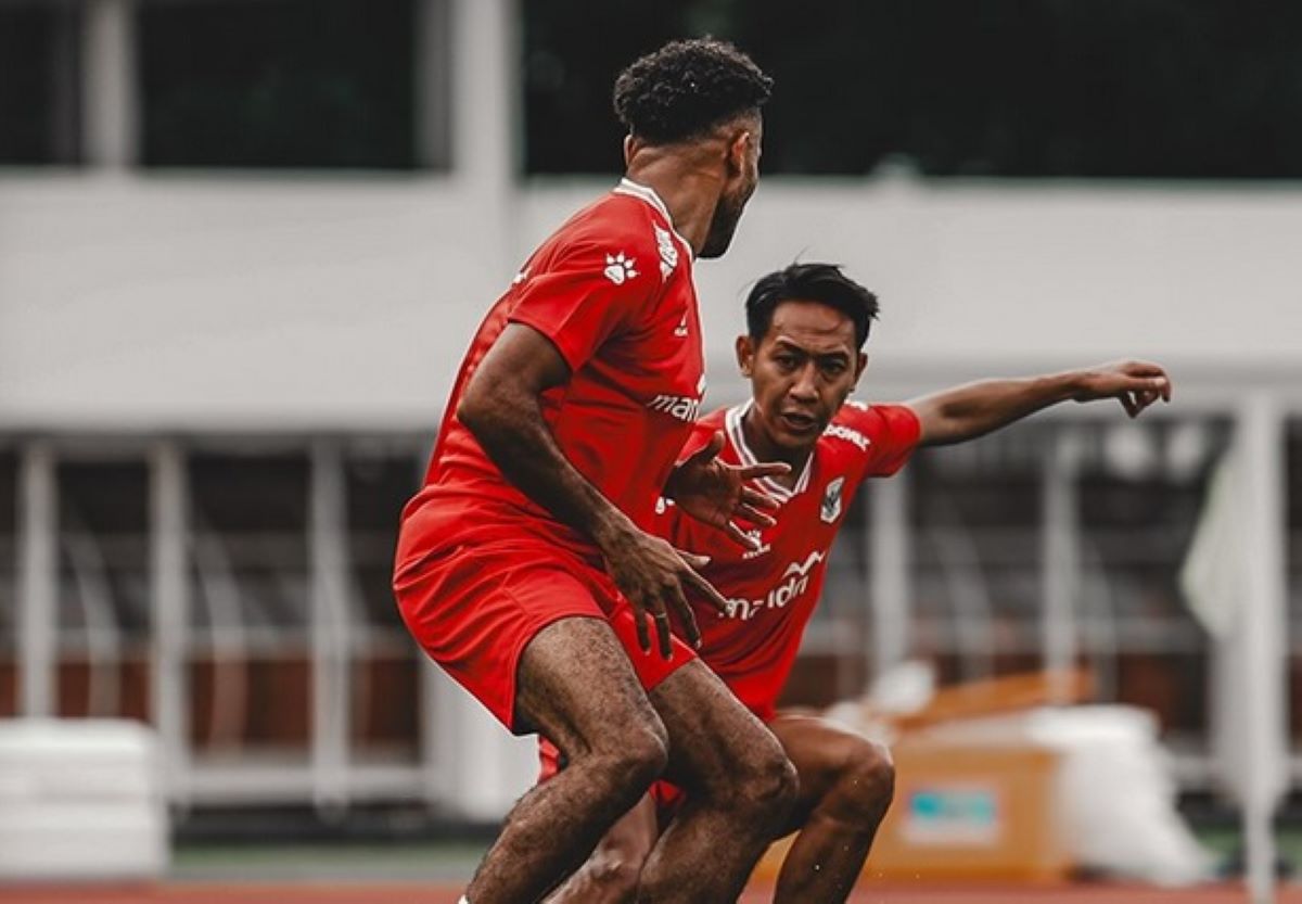 Aksi intensitas tinggi pemain Timnas Indonesia dalam sesi latihan taktis untuk mendongkrak Ranking FIFA Timnas Indonesia.