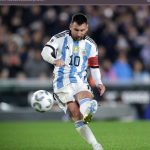 lionel-messi-pecahkan-rekor-free-kick-pele.jpg Lionel Messi saat mengeksekusi tendangan bebas (free kick) ikonik dengan seragam Timnas Argentina untuk memecahkan rekor gol Pelé.