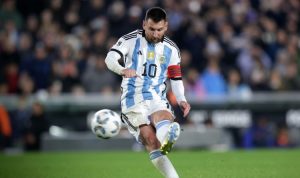 lionel-messi-pecahkan-rekor-free-kick-pele.jpg Lionel Messi saat mengeksekusi tendangan bebas (free kick) ikonik dengan seragam Timnas Argentina untuk memecahkan rekor gol Pelé.