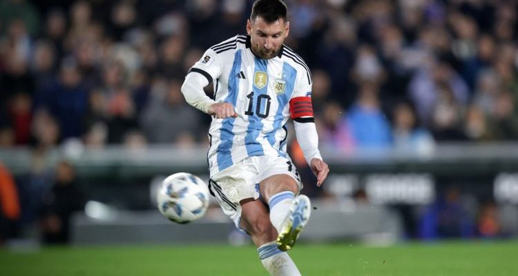lionel-messi-pecahkan-rekor-free-kick-pele.jpg Lionel Messi saat mengeksekusi tendangan bebas (free kick) ikonik dengan seragam Timnas Argentina untuk memecahkan rekor gol Pelé.