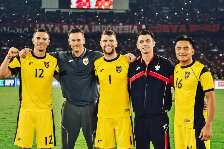Lima kiper Timnas Indonesia berpose bersama di lapangan setelah sesi latihan atau pertandingan, menunjukkan persaingan sehat di posisi penjaga gawang.