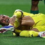 cristiano-ronaldo-cedera-hamstring-ancaman-piala-dunia-2026.jpg Cristiano Ronaldo terkapar di lapangan sambil memegangi kakinya karena mengalami cedera hamstring saat bertanding.