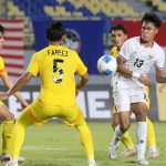 Pemain Timnas U17 Indonesia nomor punggung 13 sedang mengontrol bola di tengah kepungan pemain Malaysia di ajang Piala AFF 2026.