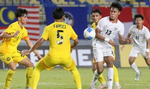 Pemain Timnas U17 Indonesia nomor punggung 13 sedang mengontrol bola di tengah kepungan pemain Malaysia di ajang Piala AFF 2026.