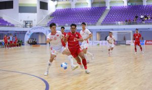 Pemain Timnas Futsal Indonesia sedang berebut bola dengan pemain Vietnam dalam laga semifinal Piala AFF Futsal.