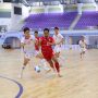 Pemain Timnas Futsal Indonesia sedang berebut bola dengan pemain Vietnam dalam laga semifinal Piala AFF Futsal.