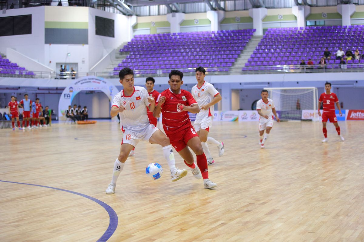Pemain Timnas Futsal Indonesia sedang berebut bola dengan pemain Vietnam dalam laga semifinal Piala AFF Futsal.