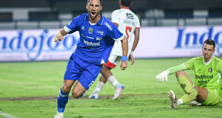 Selebrasi gol dramatis pemain Persib Bandung ke gawang Bali United dalam lanjutan Liga 1.