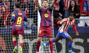 Ekspresi kecewa pemain Barcelona Eric Garcia dan Pedri setelah pertandingan melawan Atletico Madrid di Liga Champions.