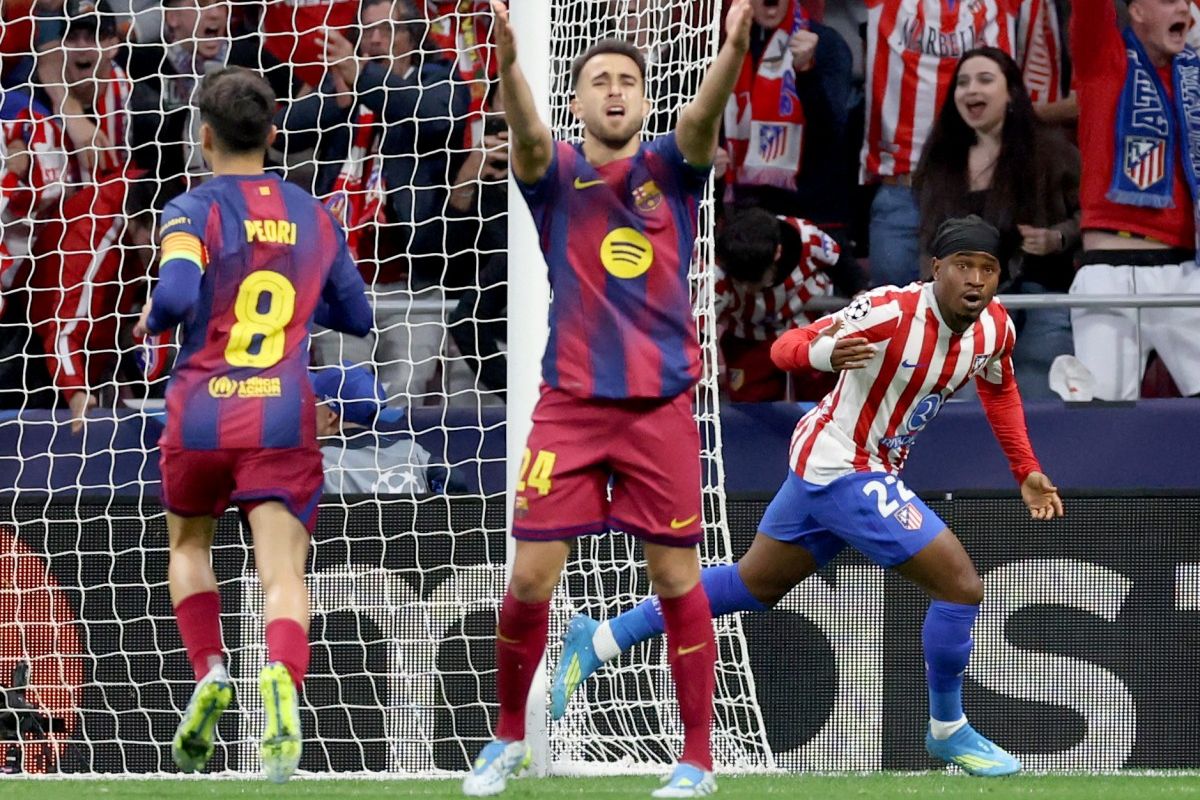 Ekspresi kecewa pemain Barcelona Eric Garcia dan Pedri setelah pertandingan melawan Atletico Madrid di Liga Champions.