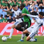 Aksi duel perebutan bola antara pemain Sassuolo dan pemain Como 1907 dalam pertandingan persahabatan yang dimenangkan Como dengan skor 2-1.