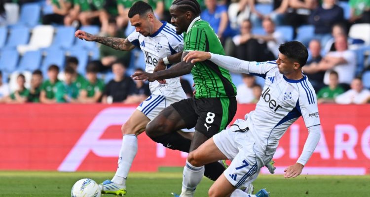 Aksi duel perebutan bola antara pemain Sassuolo dan pemain Como 1907 dalam pertandingan persahabatan yang dimenangkan Como dengan skor 2-1.