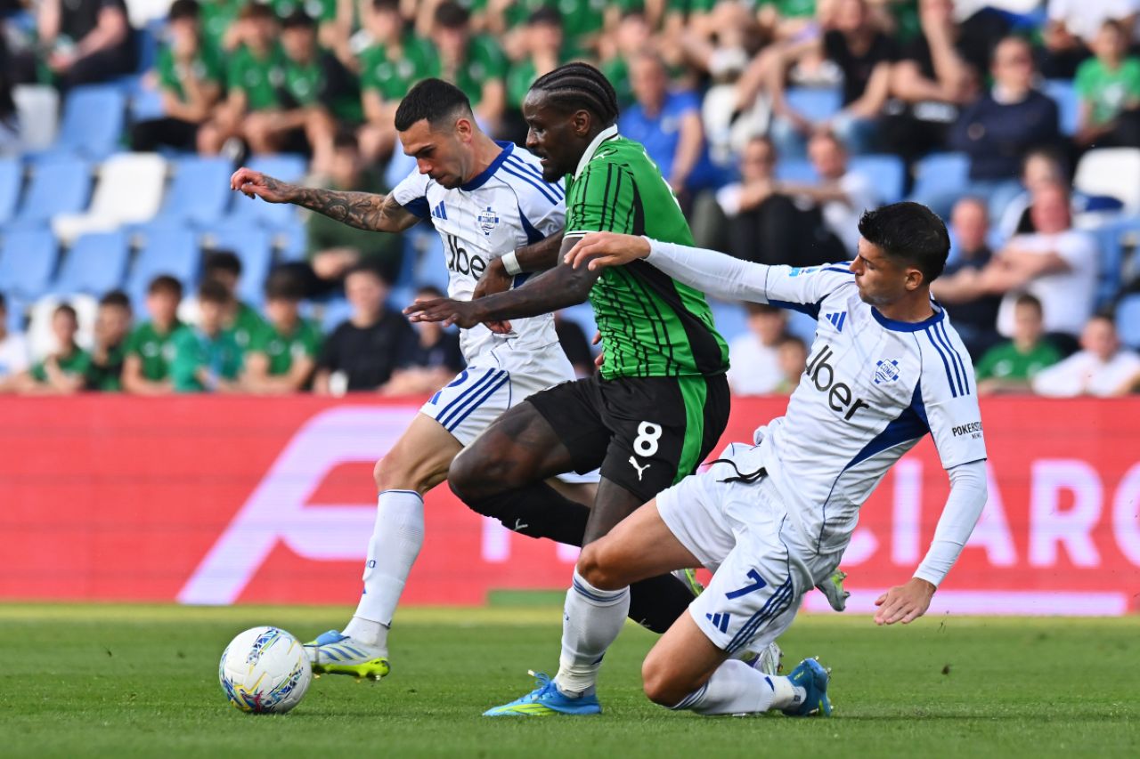 Aksi duel perebutan bola antara pemain Sassuolo dan pemain Como 1907 dalam pertandingan persahabatan yang dimenangkan Como dengan skor 2-1.