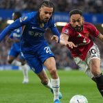 Duel sengit perebutan bola antara pemain Chelsea dan Manchester United dalam pertandingan panas Liga Inggris.