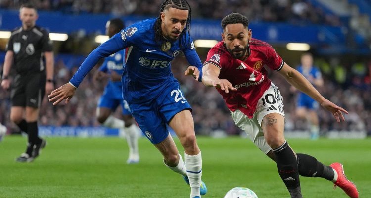 Duel sengit perebutan bola antara pemain Chelsea dan Manchester United dalam pertandingan panas Liga Inggris.