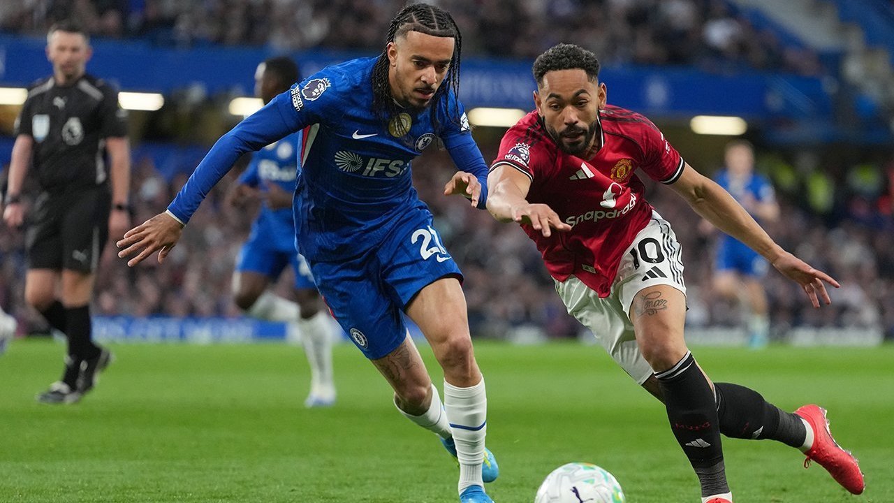 Duel sengit perebutan bola antara pemain Chelsea dan Manchester United dalam pertandingan panas Liga Inggris.