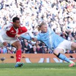 Erling Haaland dari Manchester City berduel bola dengan pemain Arsenal dalam pertandingan Premier League.