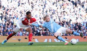 Erling Haaland dari Manchester City berduel bola dengan pemain Arsenal dalam pertandingan Premier League.
