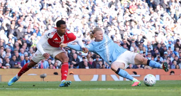 Erling Haaland dari Manchester City berduel bola dengan pemain Arsenal dalam pertandingan Premier League.