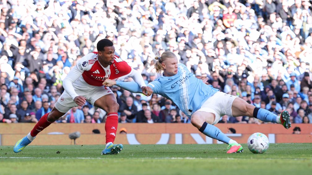 Erling Haaland dari Manchester City berduel bola dengan pemain Arsenal dalam pertandingan Premier League.
