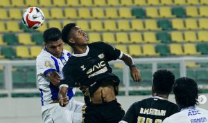 Duel udara sengit antara pemain Persib Bandung dan Dewa United dalam pertandingan Liga Super yang berakhir imbang.
