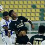 Duel udara sengit antara pemain Persib Bandung dan Dewa United dalam pertandingan Liga Super yang berakhir imbang.