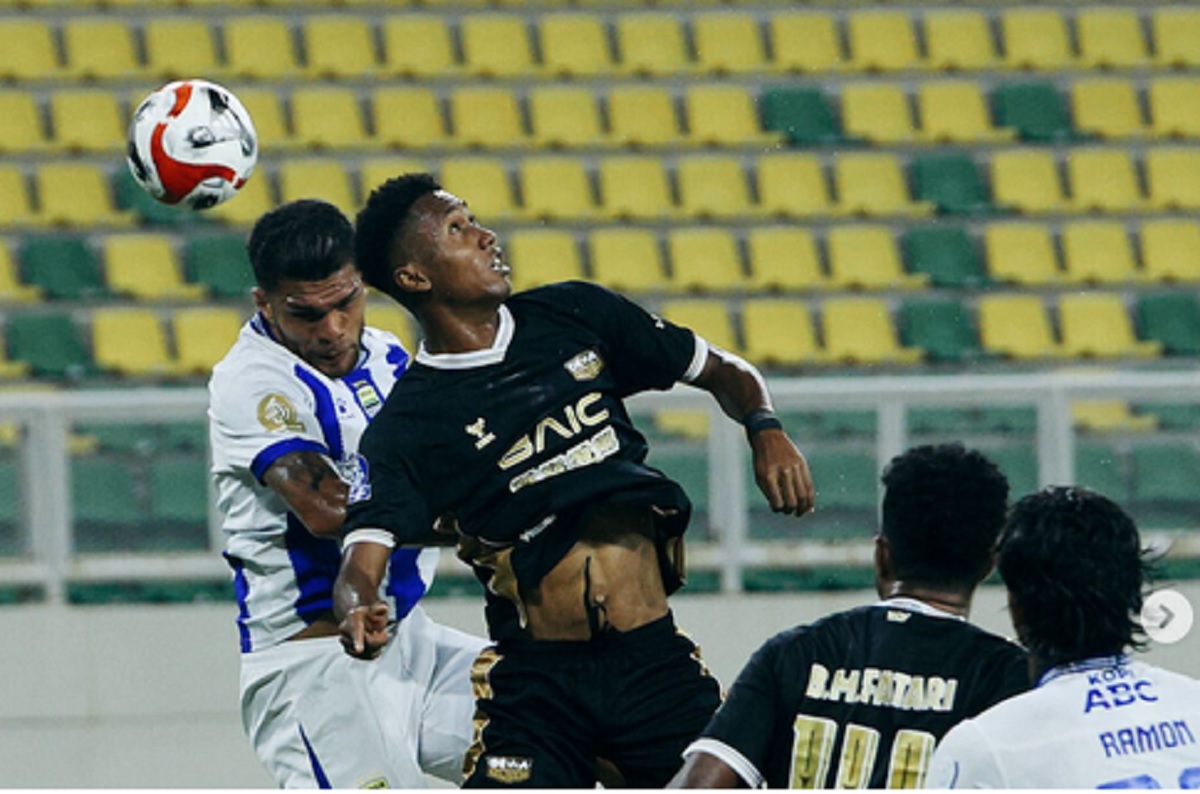 Duel udara sengit antara pemain Persib Bandung dan Dewa United dalam pertandingan Liga Super yang berakhir imbang.