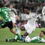Pemain Real Madrid Vinícius Júnior sedang berduel dengan bek Real Betis Héctor Bellerín dalam pertandingan La Liga.