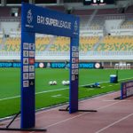 Gerbang masuk pemain dengan logo BRI Super League di pinggir lapangan stadion sepak bola menjelang pertandingan pekan ke-26.
