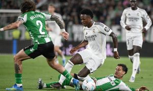 Pemain Real Madrid Vinícius Júnior sedang berduel dengan bek Real Betis Héctor Bellerín dalam pertandingan La Liga.