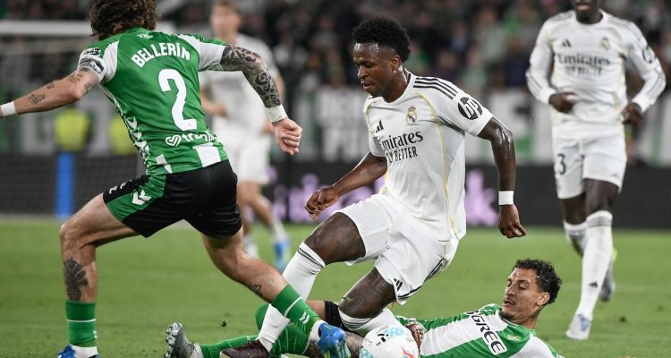 Pemain Real Madrid Vinícius Júnior sedang berduel dengan bek Real Betis Héctor Bellerín dalam pertandingan La Liga.