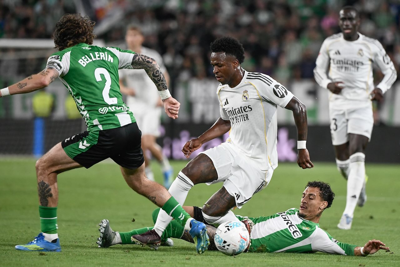 Pemain Real Madrid Vinícius Júnior sedang berduel dengan bek Real Betis Héctor Bellerín dalam pertandingan La Liga.