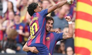 Lamine Yamal merayakan gol penalti kemenangan bersama rekan setimnya dalam laga Barcelona vs Celta Vigo.