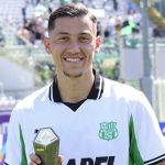 Jay Idzes tersenyum bangga memegang trofi Man of the Match saat mengenakan jersey U.S. Sassuolo setelah pertandingan melawan Fiorentina.