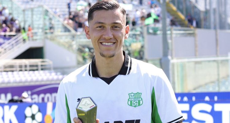 Jay Idzes tersenyum bangga memegang trofi Man of the Match saat mengenakan jersey U.S. Sassuolo setelah pertandingan melawan Fiorentina.