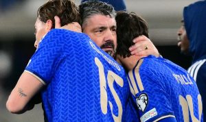 Ekspresi sedih pemain Timnas Italia dan staf pelatih setelah kalah adu penalti melawan Bosnia di kualifikasi Piala Dunia 2026.